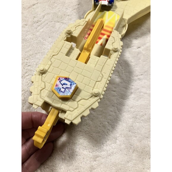 Hot Wheels Mario Kart Thwomp Ruins Track w/ Red Yoshi Car & Shy Guy Car - Picture 5 of 8